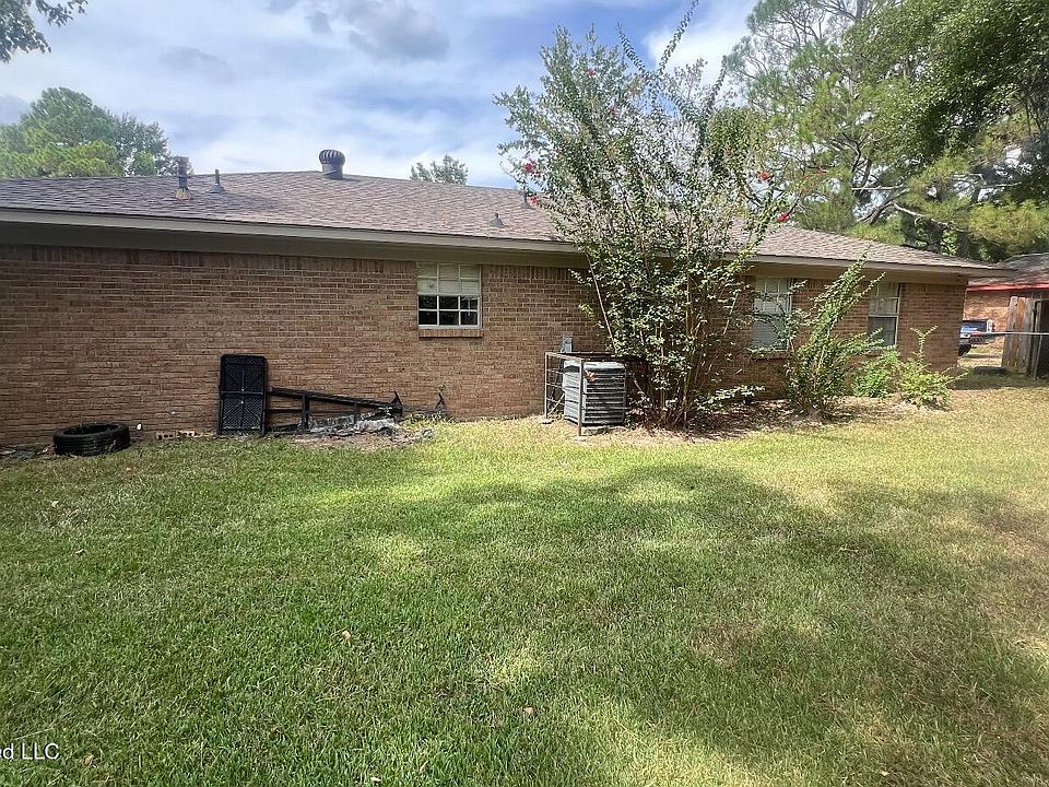 2nd image of 231 James Garfield Cir