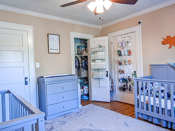 Middle bedroom 