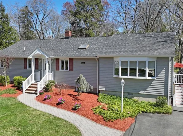 324 Parkside Dr, Paramus, NJ 07652