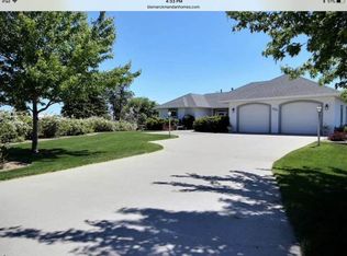 101 Country Club Dr, Bismarck, ND 58501