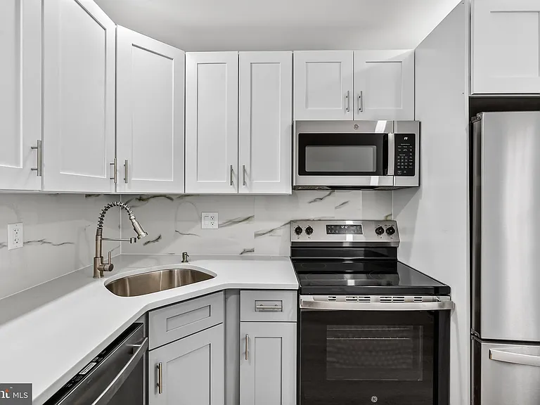 1821 E Oakdale St — Photo 12
