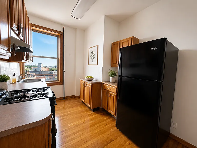 93 15th St #4R — Photo 3