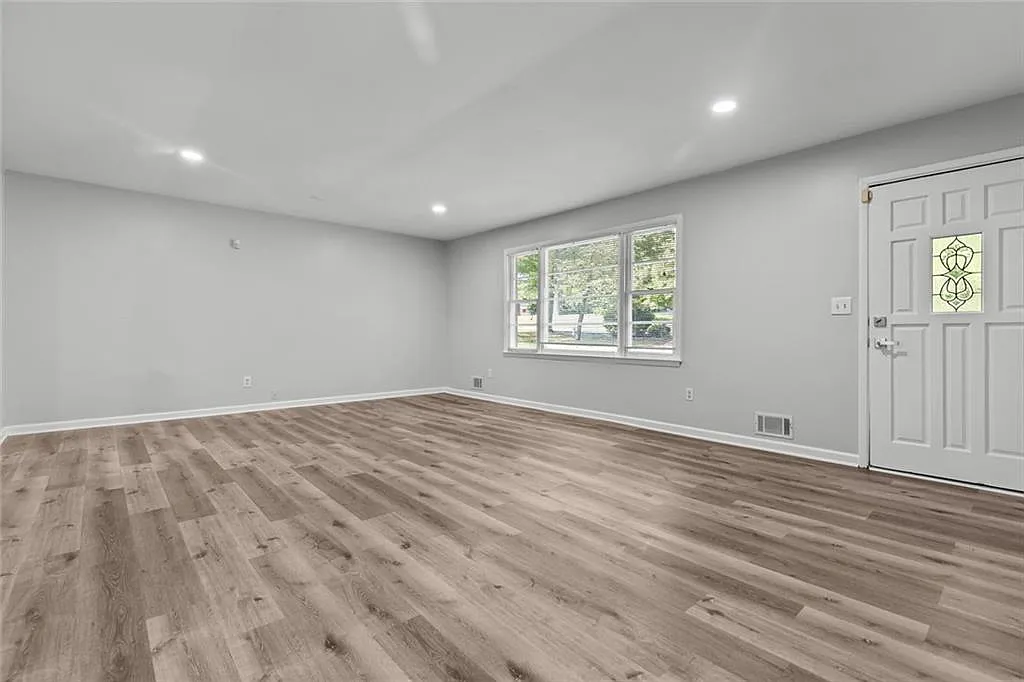 3 bed, 2.0 bath, 3016 sqft, $1,950 — Photo 2