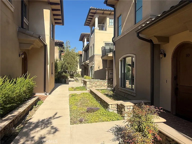 158 S Sierra Madre Blvd — Photo 5