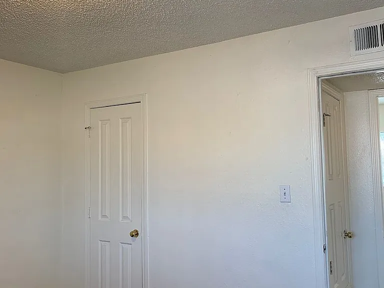 370 Atrisco Dr SW — Photo 18