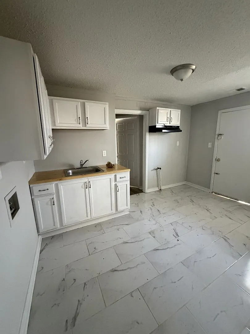 A charming and comfortable 2-bedroom, 1-bath unfurnished home — Photo 4