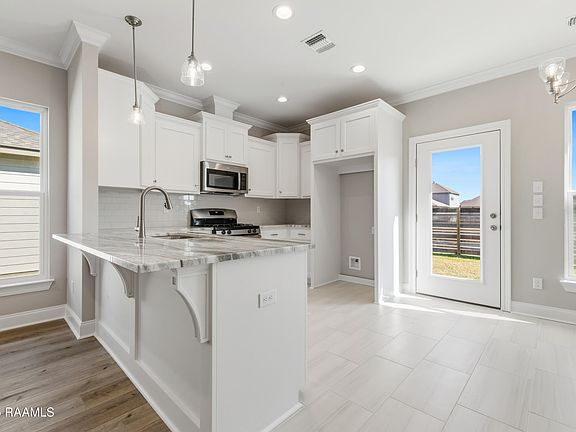 5th image of 203 Bennington Ln