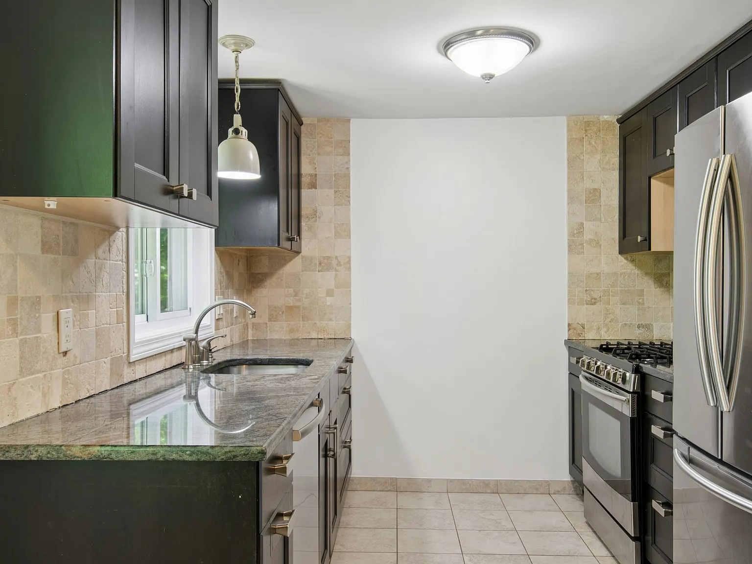 3 bed, 1040 sqft, $3,700 — Photo 4