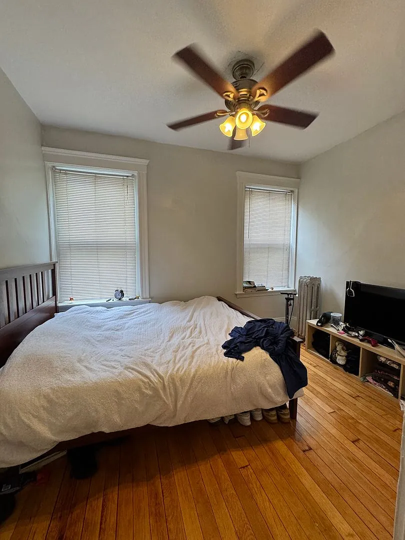 Charming 4 Bedroom-No Broker Fee — Photo 2