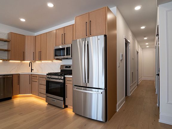 2nd image of 1900 W Ainslie St #1904-2