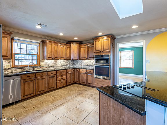 5th image of 8617 Sandhurst Dr