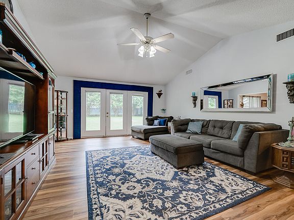 3rd image of 6 Tanglewood Ln