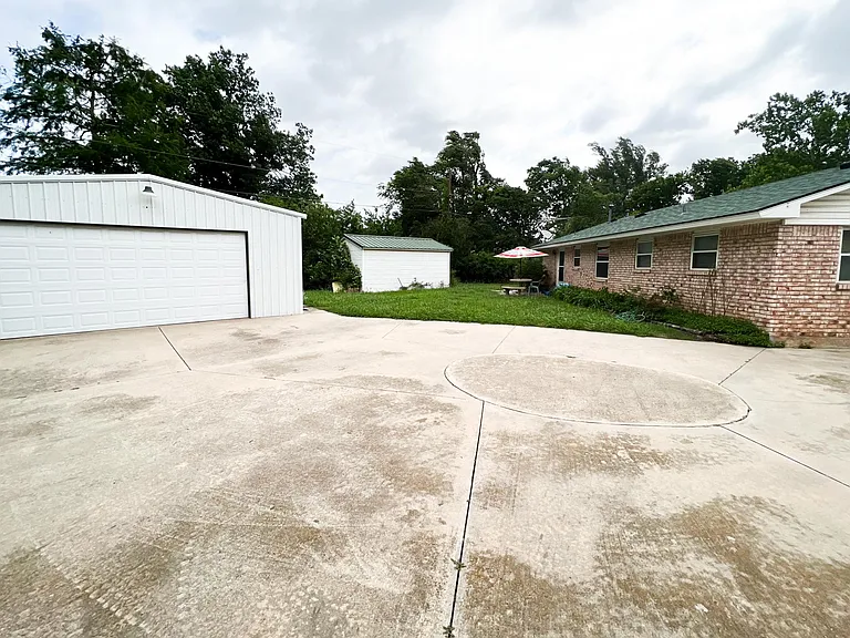 1002 Raleigh Cir — Photo 2
