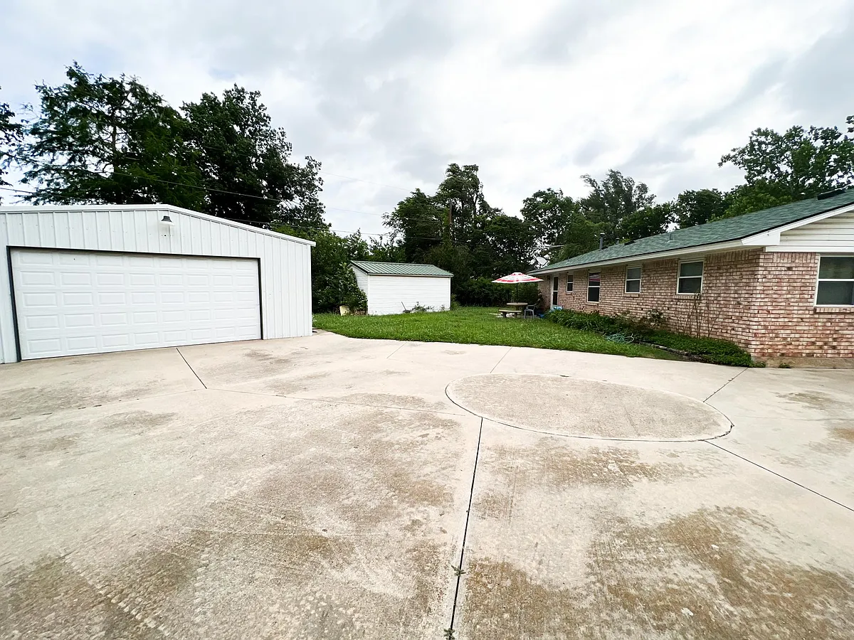 Building Photo - 1002 Raleigh Cir