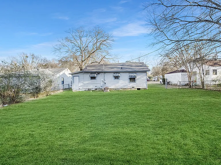 733 Arizona Ave — Photo 2