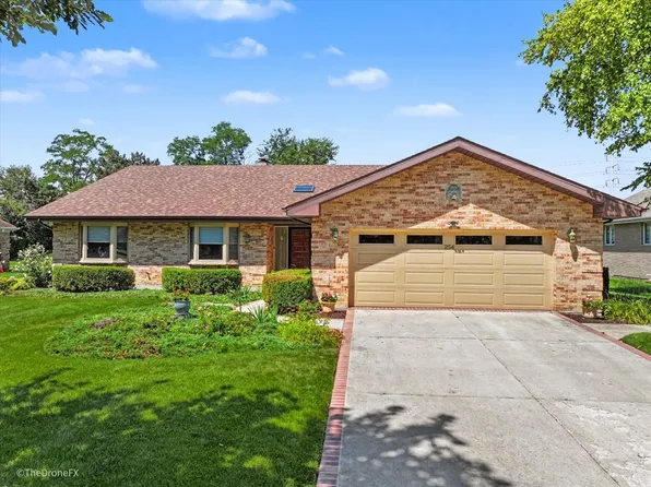 254 Wood Glen Ln, Oak Brook, IL 60523