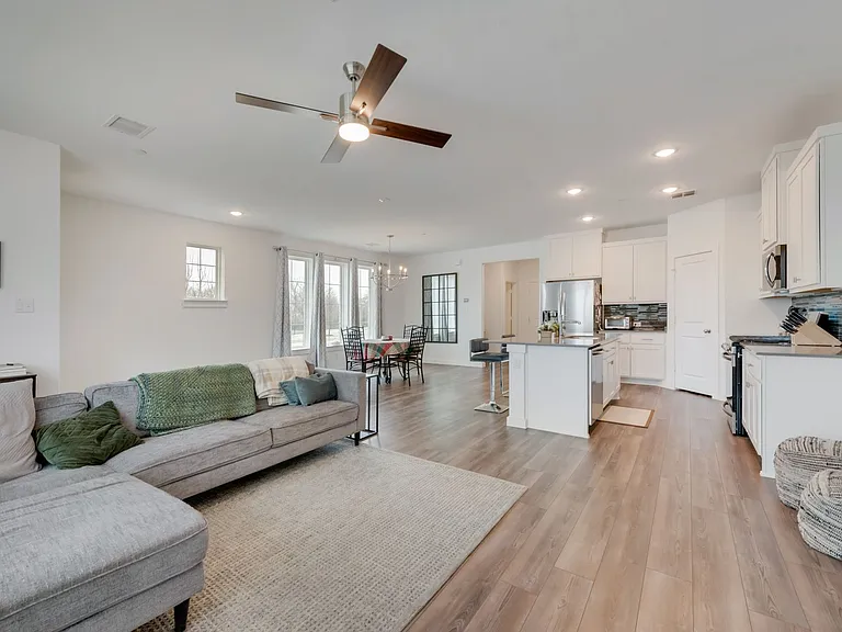 442 Matthew Dr — Photo 8