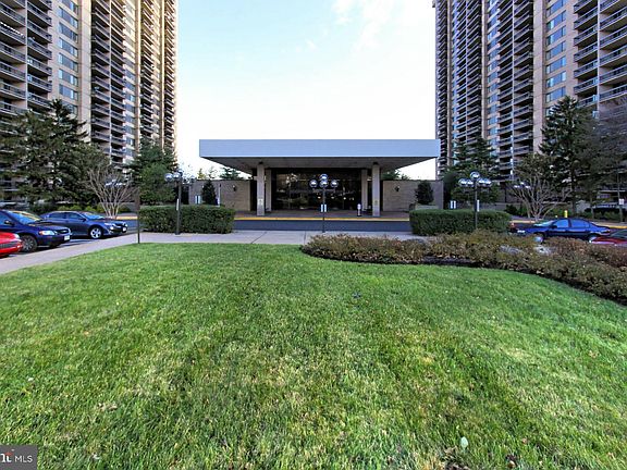 3rd image of 3701 S George Mason Dr Unit 818N
