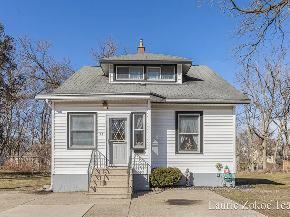 37 Grove St, Coopersville, MI 49404