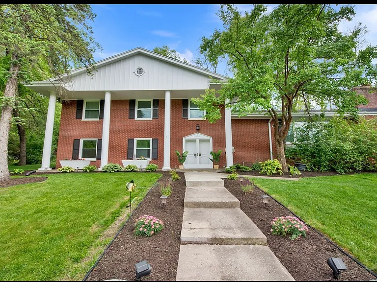 Victoria Cir N — Photo 1