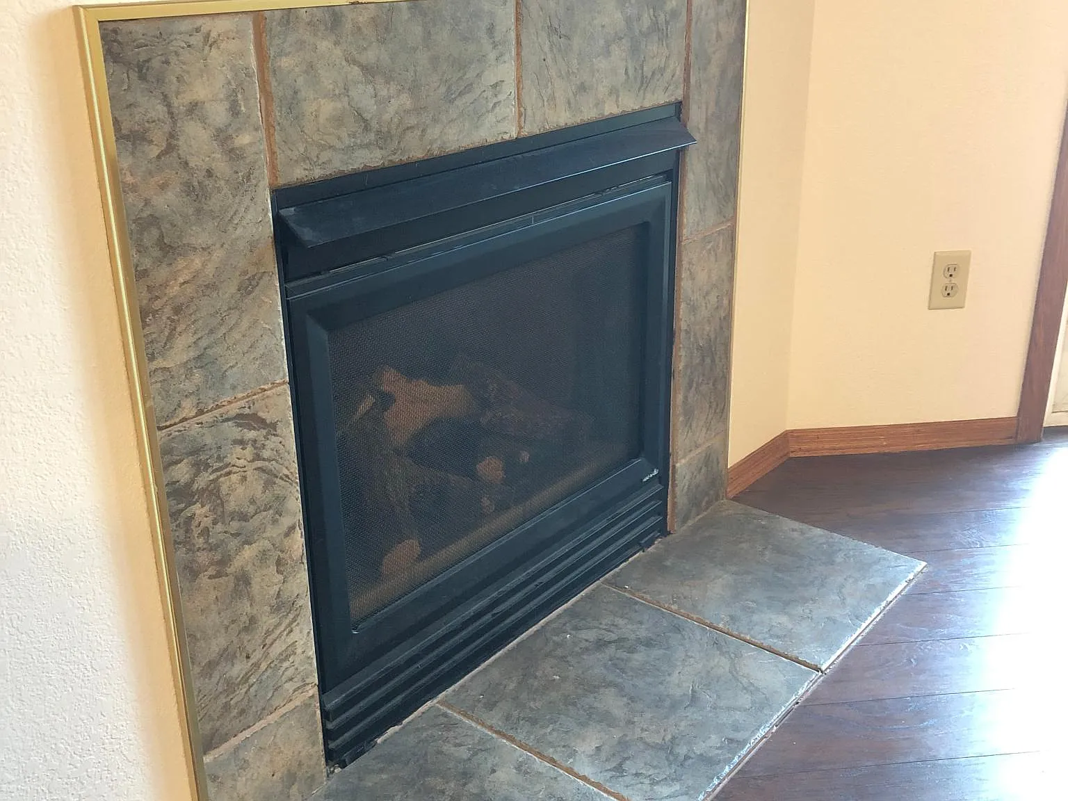 4 bed, 2012 sqft, $2,199 — Photo 2