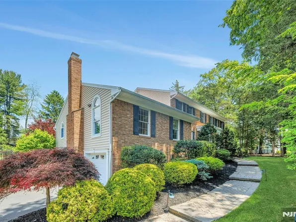 980 Briarwoods Rd, Franklin Lakes, NJ 07417