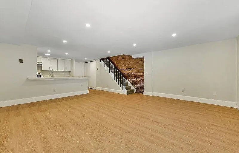 2 bed, 1.0 bath, 1300 sqft, $2,300 — Photo 3