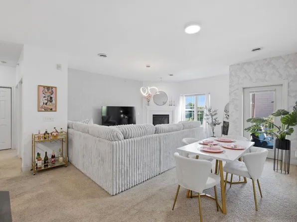 1300 School St APT 208, Sun Prairie, WI 53590