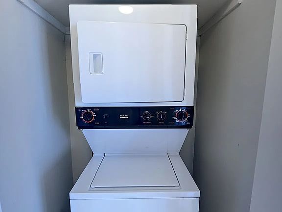5th image of 240 E 86th St APT 24C