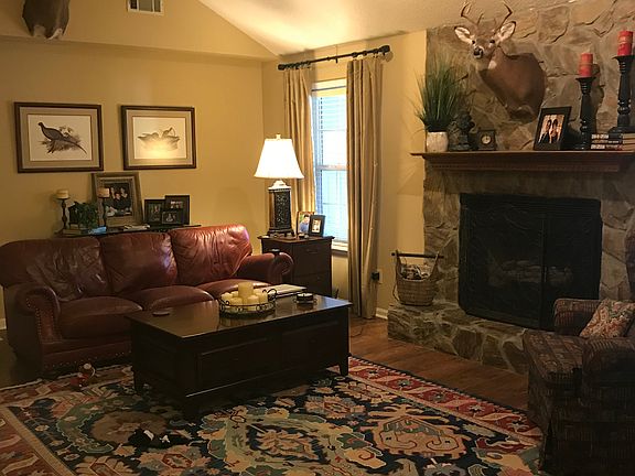 Living Room 15.5’ x 20.75’