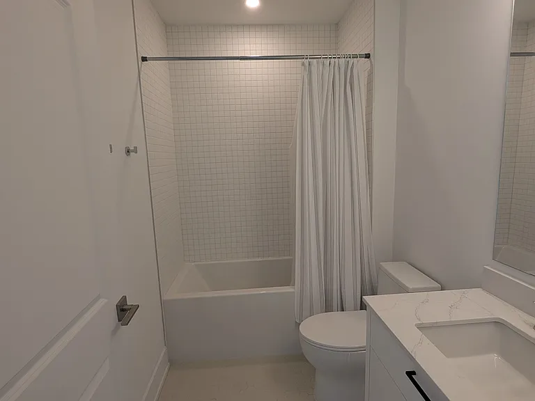 206 King St W #405 — Photo 4