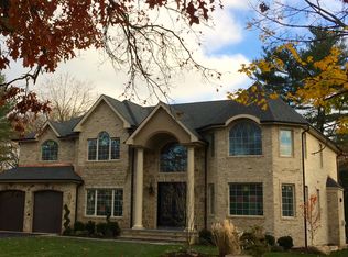 28 Hill Ln, Roslyn Heights, NY 11577