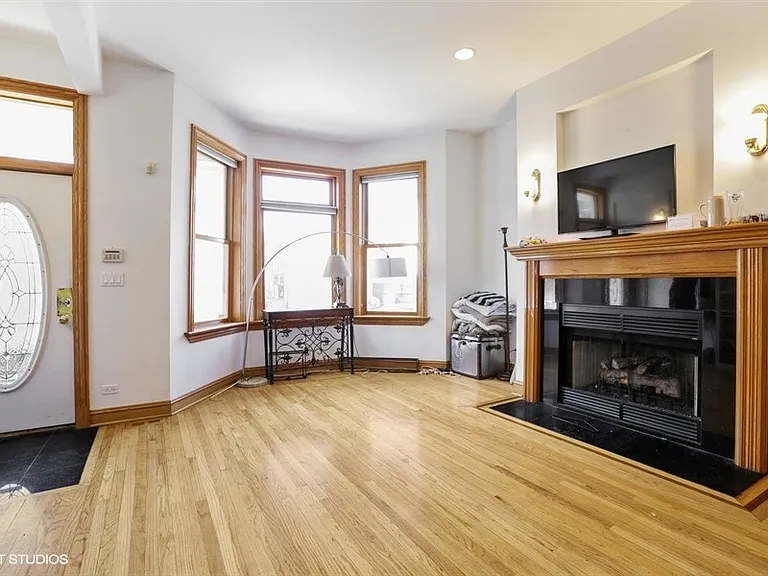 1415 W Barry Ave #1 — Photo 2