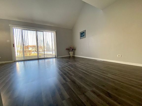 4th image of 1373 Woodlake Dr
