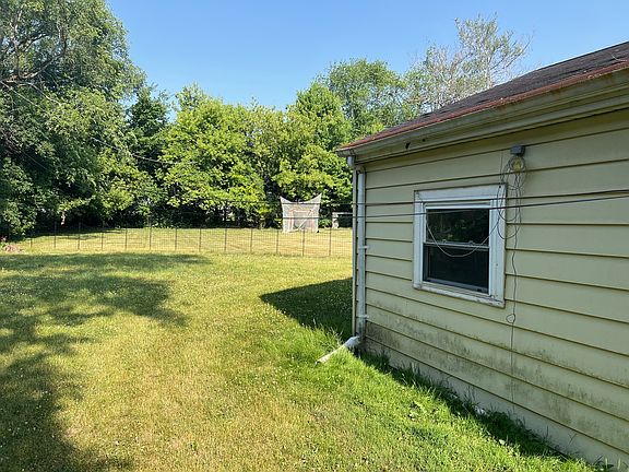 3rd image of 841 N Hickory Ave