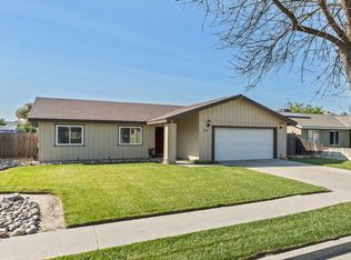 1363 Stanford Pl, Hanford, CA 93230