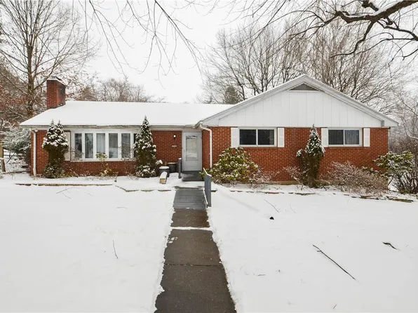 555 Pine Top Dr, Bethlehem, PA 18017