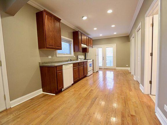 3rd image of 816 N Hermitage Ave APT 1R