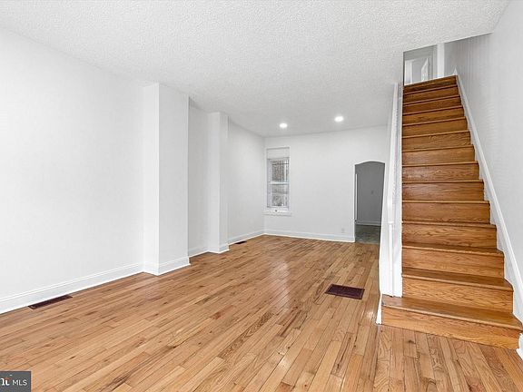 2nd image of 2080 E Victoria St