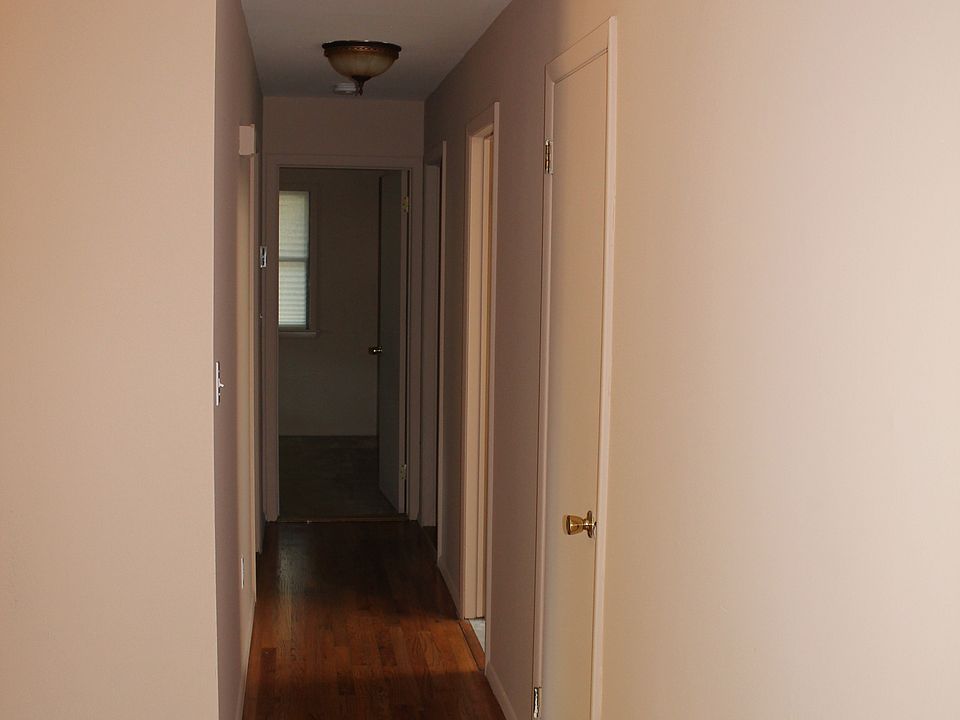 2nd image of 199 Van Buren St