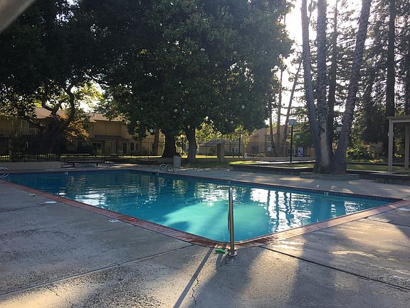 4th image of 1090 Norfolk Dr