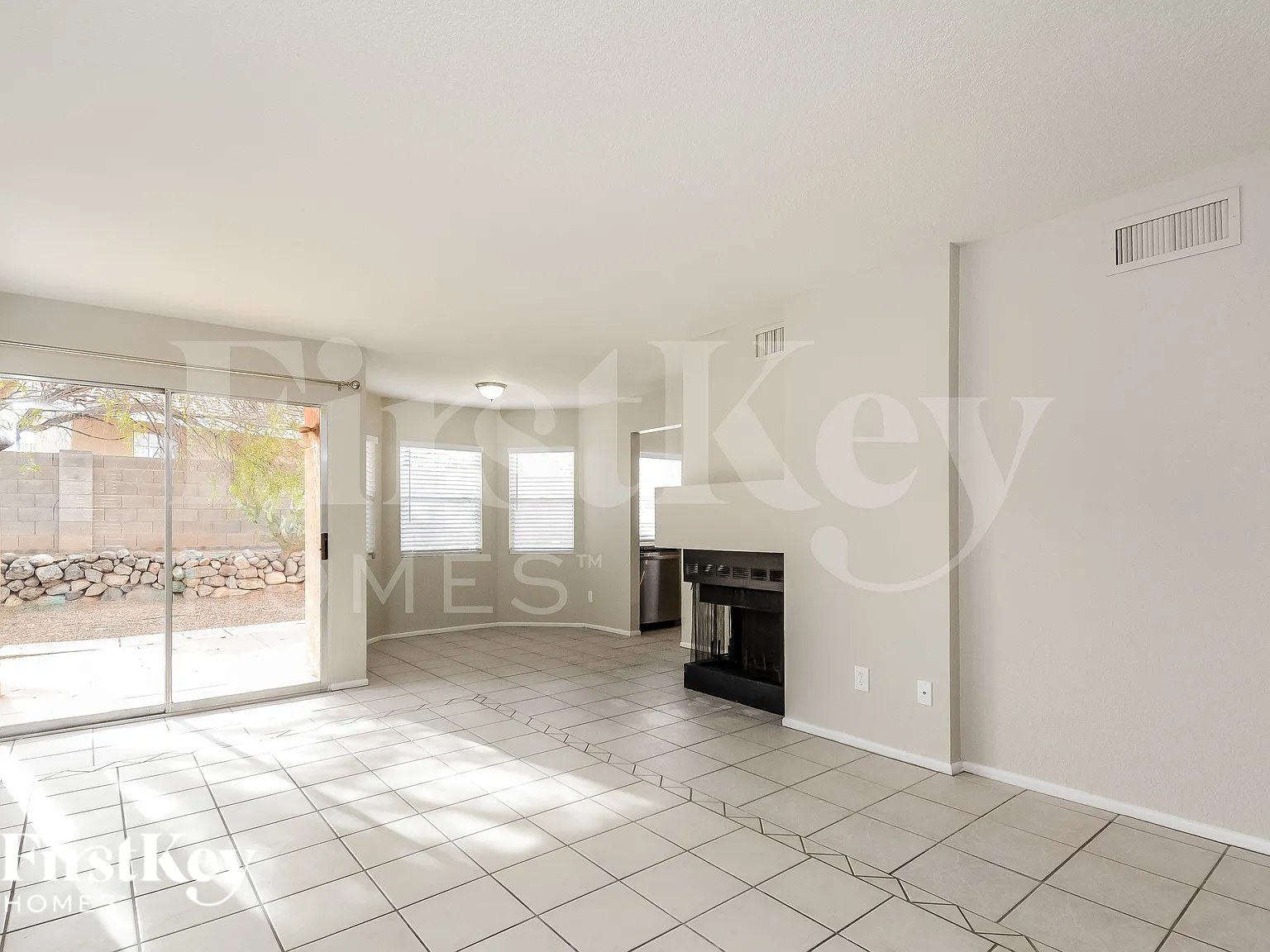3 bed, 2.5 bath, 1724 sqft, $2,120 — Photo 3