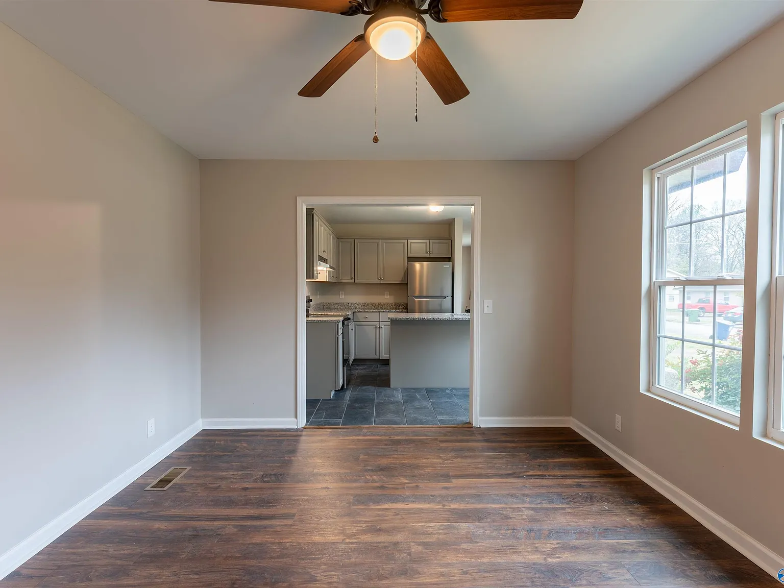 3 bed, 1.5 bath, 1136 sqft, $1,300 — Photo 4