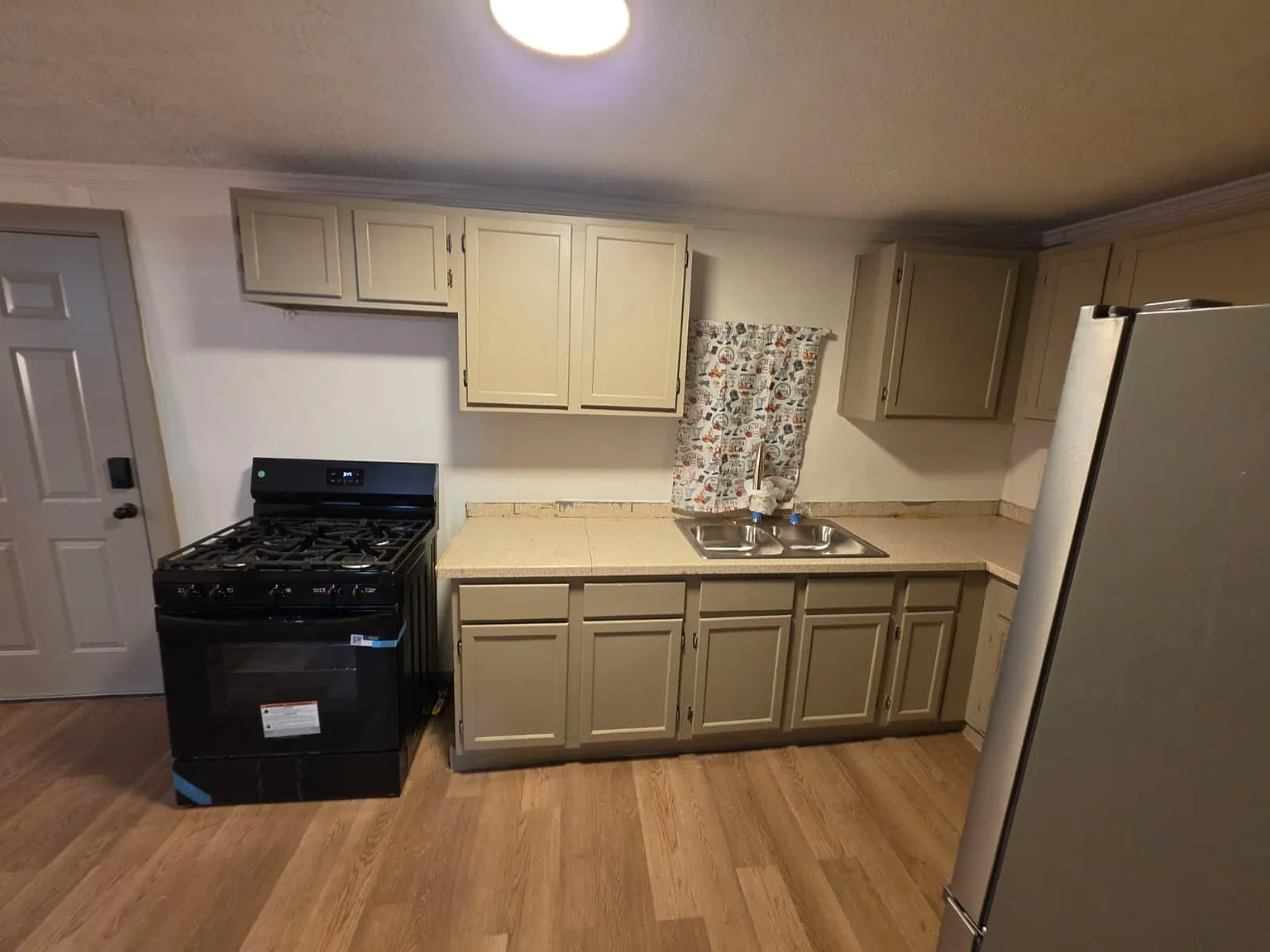 3 bed, 1.0 bath, $1,650 — Photo 3