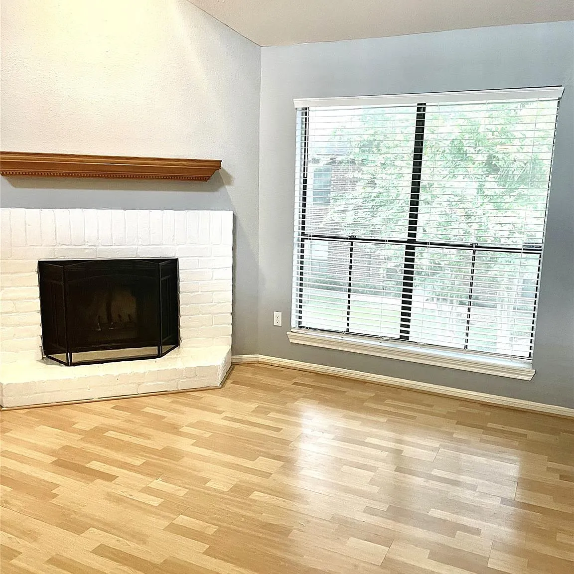 1 bed, 1.0 bath, 897 sqft, $1,200 — Photo 1