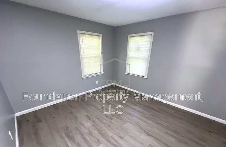 2317 E Warren St — Photo 4