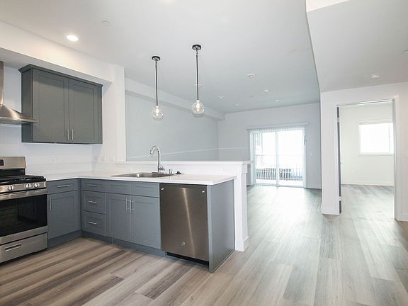 5th image of 13713 Oxnard St #204