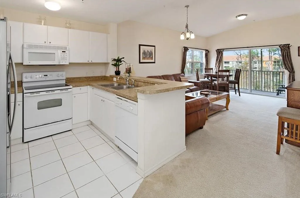 3 bed, 2.0 bath, 1246 sqft, $4,200 — Photo 2