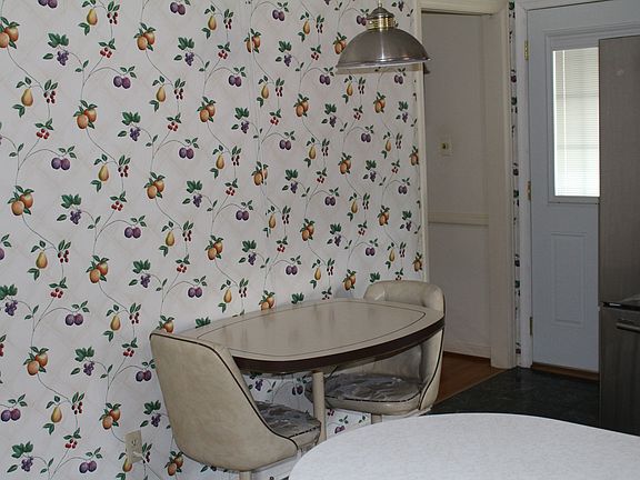 3rd image of 186 Lamont Cir