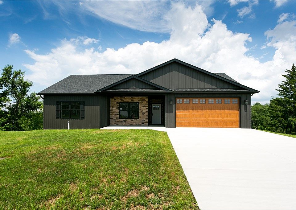 1st image of 10 Vincent Dr #4